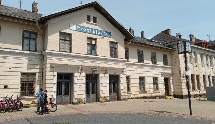 FOTOGALERIE: Zchátralému místnímu nádraží v Prostějově svitla šance na obnovu. Město již plánuje využití