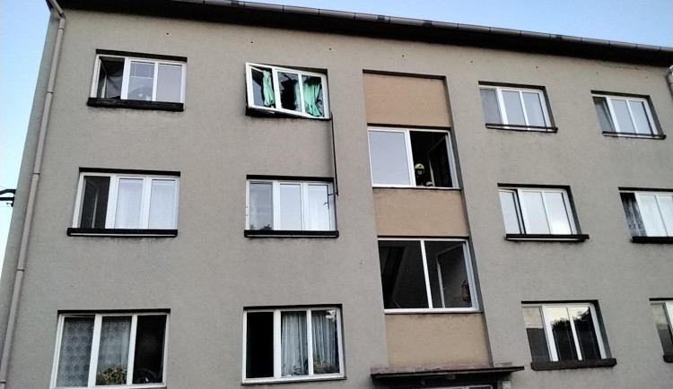 V Dřevohosticích vybuchl v bytovém domě plyn. Muže s popáleninami vrtulník transportoval do nemocnice