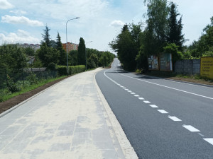 Stavbaři opravili frekventovanou Okružní ulici v Olomouci o dva týdny rychleji. Už tudy jezdí auta