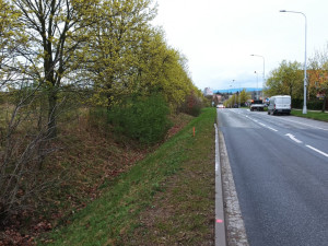 Stavbaři opravili frekventovanou Okružní ulici v Olomouci o dva týdny rychleji. Už tudy jezdí auta