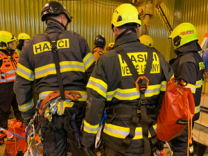 Drama na Dlouhých Stráních, se čtyřmi dělníky se převrátil vozík v přivaděči vody. Záchrana trvala několik hodin