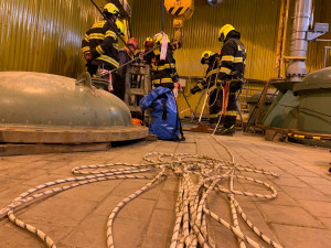 Drama na Dlouhých Stráních, se čtyřmi dělníky se převrátil vozík v přivaděči vody. Záchrana trvala několik hodin