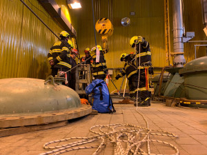 Drama na Dlouhých Stráních, se čtyřmi dělníky se převrátil vozík v přivaděči vody. Záchrana trvala několik hodin