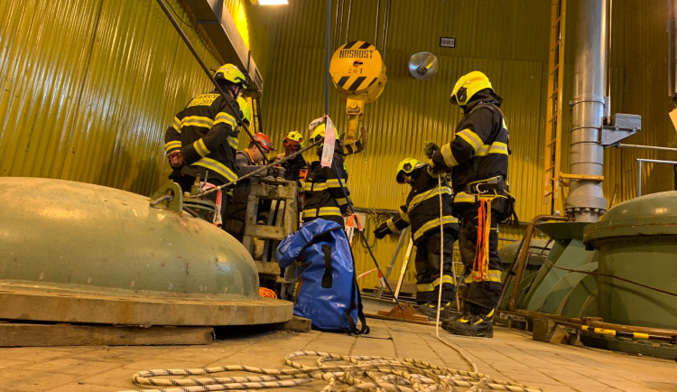 Drama na Dlouhých Stráních, se čtyřmi dělníky se převrátil vozík v přivaděči vody. Záchrana trvala několik hodin