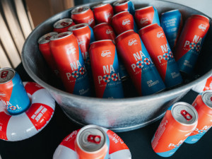 Dva pivovary, jedno pivo. Budějovický Budvar představil letní limitku Na Pool uvařenou s minipivovarem Dva kohouti