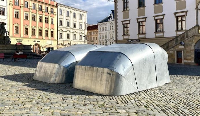 ANKETA: Garáže na Horním náměstí? Nové umělecké instalace v Olomouci budí velkou pozornost