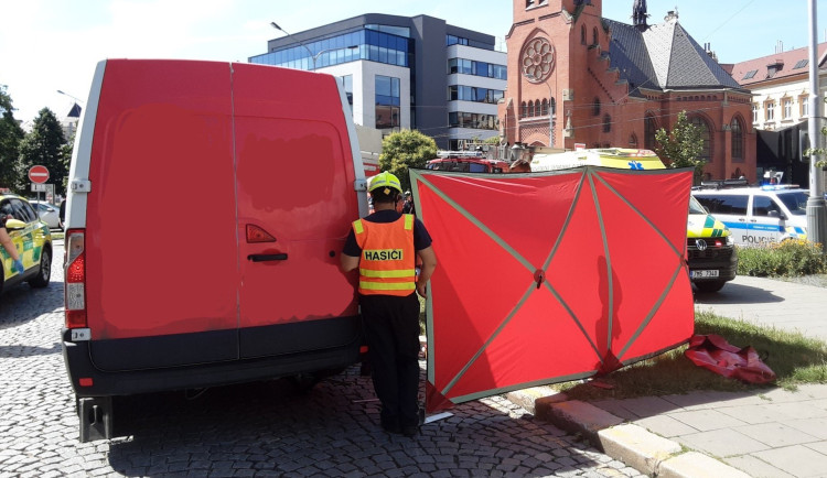 Poblíž Červeného kostela v Olomouci dodávka srazila seniorku. Žena svým zraněním podlehla