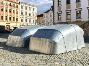 ANKETA: Garáže na Horním náměstí? Nové umělecké instalace v Olomouci budí velkou pozornost