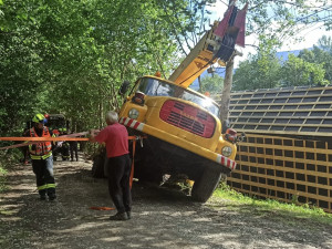 Pod dvacetitunovým jeřábem se na okraji Jeseníku utrhla cesta. Hrozilo, že se převrátí na chatu