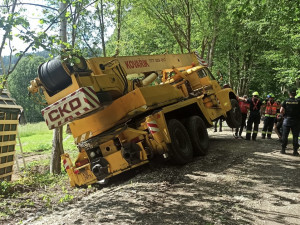 Pod dvacetitunovým jeřábem se na okraji Jeseníku utrhla cesta. Hrozilo, že se převrátí na chatu
