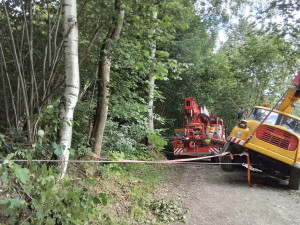 Pod dvacetitunovým jeřábem se na okraji Jeseníku utrhla cesta. Hrozilo, že se převrátí na chatu