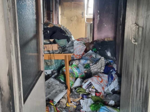 Hořící odpadky v Lukavici komplikovaly zásah hasičů. Muž je nanosil do bytu, sedm lidí se muselo evakuovat