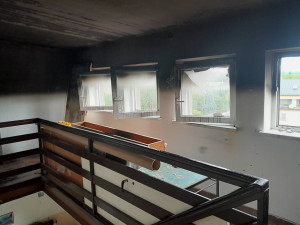 Hořící odpadky v bytě v Lukavici komplikovaly zásah hasič. Shromažďoval je zde obyvatel