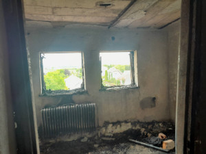 Hořící odpadky v bytě v Lukavici komplikovaly zásah hasič. Shromažďoval je zde obyvatel