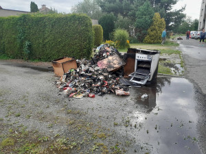 Hořící odpadky v bytě v Lukavici komplikovaly zásah hasič. Shromažďoval je zde obyvatel
