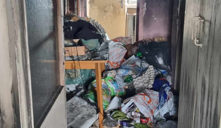 Hořící odpadky v bytě v Lukavici komplikovaly zásah hasič. Shromažďoval je zde obyvatel