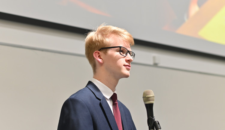 Je v tom nadšení, vděčnost i touha se zapojit, popisuje studentský parlament jeho předseda Adam Vácha