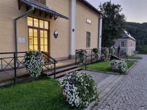 Loučná nad Desnou kvete od jara do podzimu. Obec vsadila na zeleň a dostala Zelenou stuhu