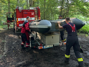 Z rozvodněné Moravy hasiči vylovili deset lidí včetně pěti dětí. Pro další ženu musel přiletěl vrtulník