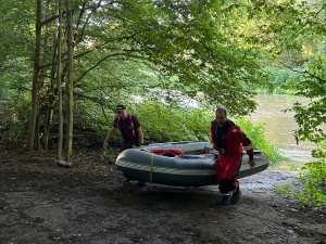 Z rozvodněné Moravy hasiči vylovili deset lidí včetně pěti dětí. Pro další ženu musel přiletěl vrtulník