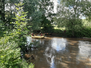 Z rozvodněné Moravy hasiči vylovili deset lidí včetně pěti dětí. Pro další ženu musel přiletěl vrtulník
