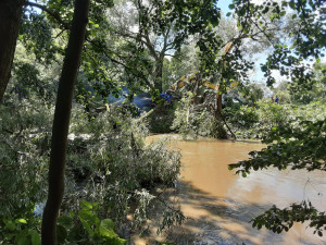 Z rozvodněné Moravy hasiči vylovili deset lidí včetně pěti dětí. Pro další ženu musel přiletěl vrtulník