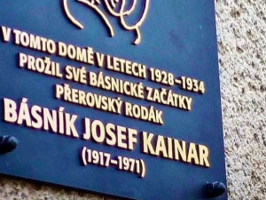 Básník Kainar má v rodném Přerově pamětní desku. Je na domě, kde psal první verše