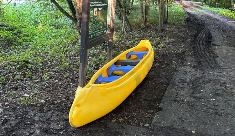 Z rozvodněné Moravy hasiči vylovili deset lidí včetně pěti dětí. Pro další ženu musel přiletěl vrtulník