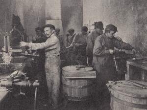 Montovna hranické továrny Rak a Hobza vyrábějící pračky (1906).