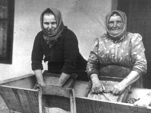 Jak praly naše babičky? Muzeum v Hranicích vystaví historické pračky, návštěvníci si vyzkouší valchu