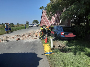 U Kojetína auto narazilo do kapličky u silnice, ta se něho zřítila. Pro řidiče musel letět vrtulník