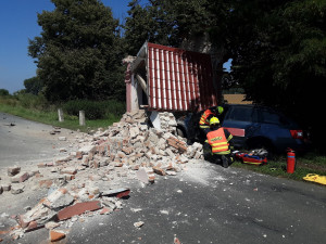 U Kojetína auto narazilo do kapličky u silnice, ta se něho zřítila. Pro řidiče musel letět vrtulník