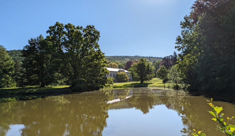Zámecké rybníky v Čechách pod Kosířem čeká revitalizace. Lidé se zde budou moci projet na lodičkách