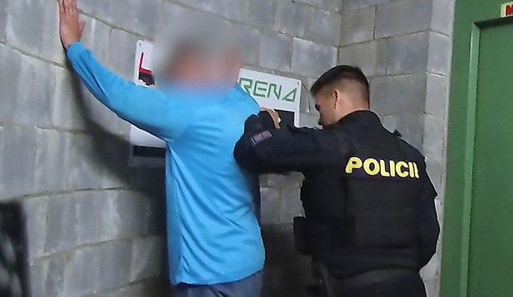 Policisté zadrželi muže v garážích v centru Olomouce, zloděje pronásledoval svědek