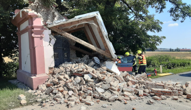 U Kojetína auto narazilo do kapličky u silnice, ta se něho zřítila. Pro řidiče musel letět vrtulník