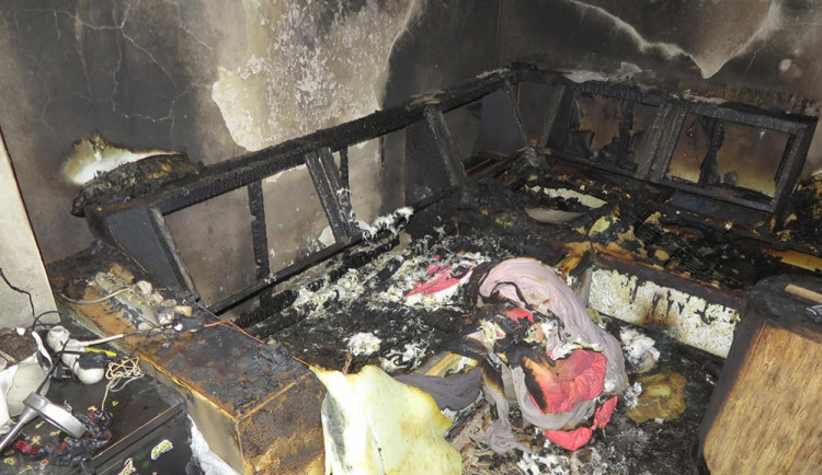 V domě na Olomoucku hořelo kvůli nočnímu nabíjení čelovek. Požární hlásič zachránil tři životy