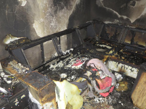 V domě na Olomoucku hořelo kvůli nočnímu nabíjení čelovek. Požární hlásič zachránil tři životy