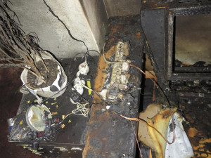 V domě na Olomoucku hořelo kvůli nočnímu nabíjení čelovek. Požární hlásič zachránil tři životy