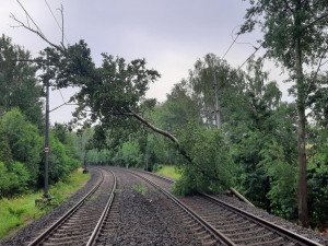 Intenzivní bouřky zasáhly Olomoucko a Přerovsko. Hasiči řeší desítky zásahů, voda zaplavila i železnici