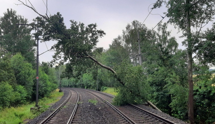 Následky bouřek v Olomouckém kraji omezily i provoz na železnici