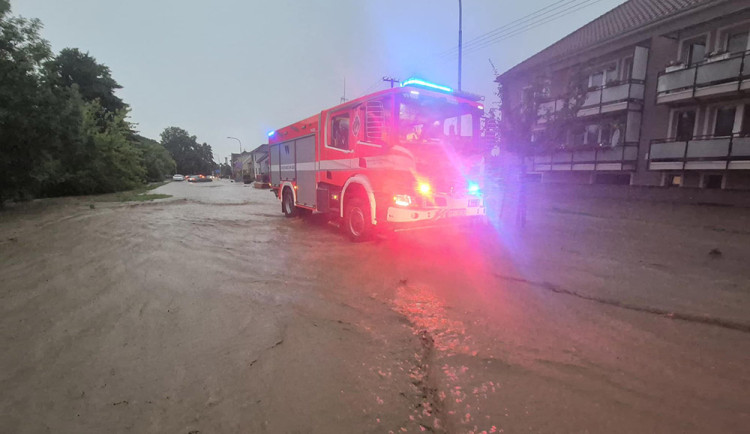 VIDEO: Stovky výjezdů kvůli bouřkám. Velký Týnec u Olomouce byl pod vodou podruhé během měsíce