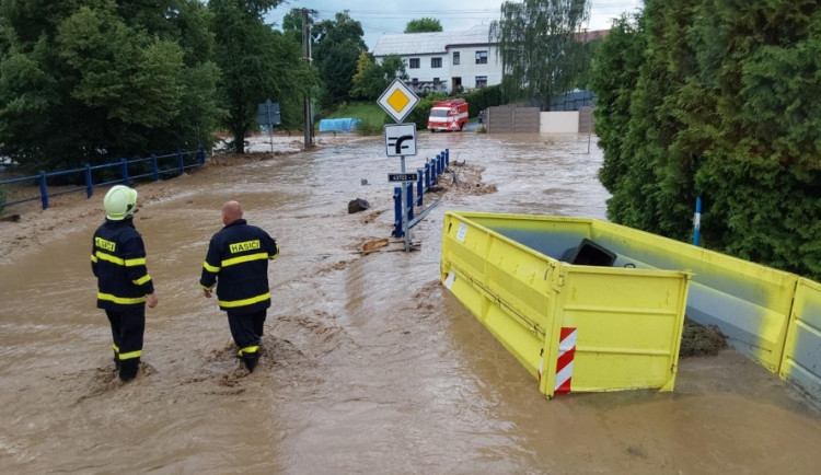 Přívaly vody zaplavily dvě vesnice na Přerovsku, hasiči zachraňovali lidi z domů