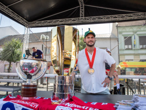 FOTOGALERIE: Hokejový šampion Tomáš Kundrátek přivezl pohár z MS do rodného Přerova