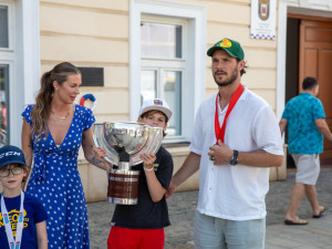 3 - FOTOGALERIE: Hokejový šampion Tomáš Kundrátek přivezl pohár z MS do rodného Přerova