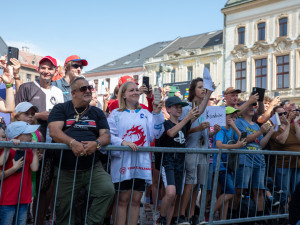 4 - FOTOGALERIE: Hokejový šampion Tomáš Kundrátek přivezl pohár z MS do rodného Přerova