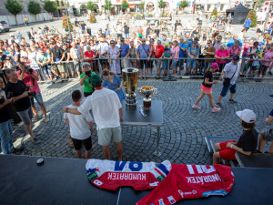5 - FOTOGALERIE: Hokejový šampion Tomáš Kundrátek přivezl pohár z MS do rodného Přerova