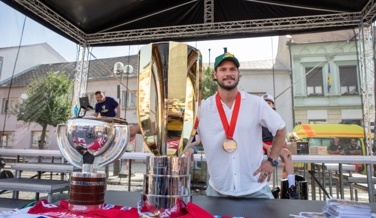 Hokejový šampion Tomáš Kundrátek přivezl pohár z MS do rodného Přerova