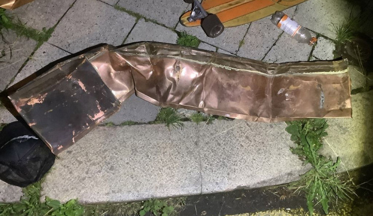 Strážnici našli u podezřelého muže měděné plechy a nářadí