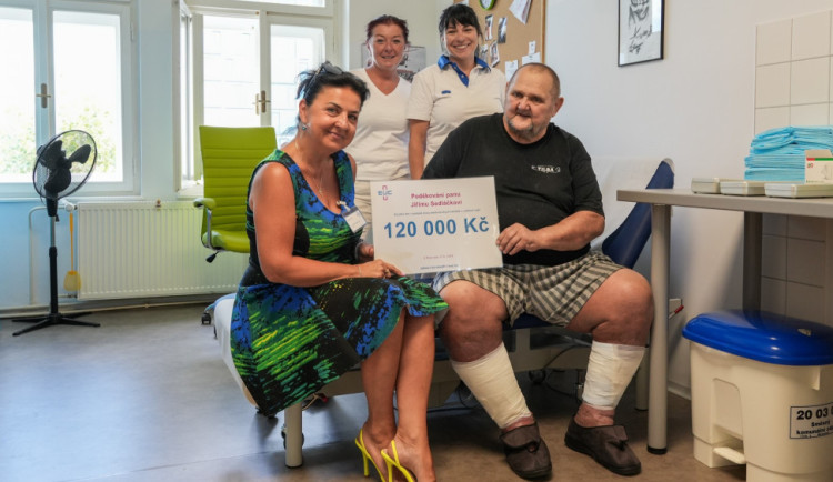 Na snímku je se spokojeným panem Jiřím ředitelka EUC Kliniky Plzeň Alena Hynková a tandem ošetřovatelek z Centra hojení chronických ran
