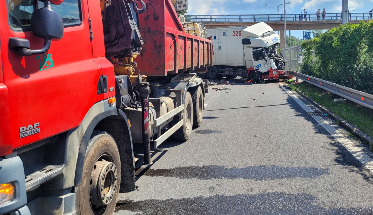 V Ostravě se srazily dva kamiony se dvěma auty. Tři lidé se zranili, jednoho z řidičů vyprošťovali hasiči